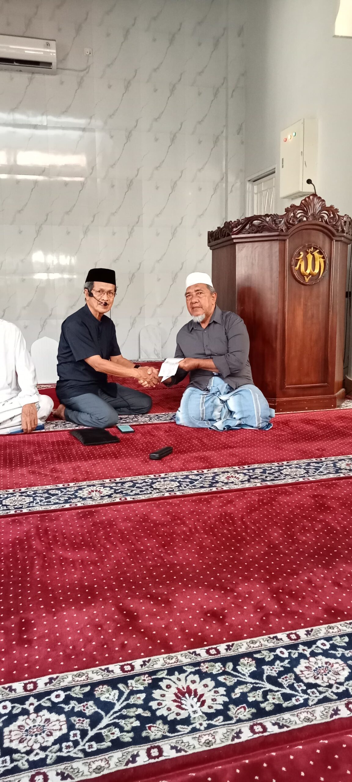 Penyerahan Dana Stimulus Masjid Nurul Ilmi kepada Masjid Inayatullah Penyerahan Dana Stimulus Masjid Nurul Ilmi kepada Masjid Inayatullah