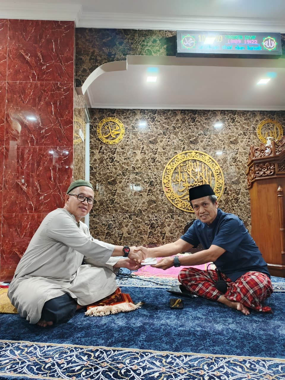 Penyerahan Dana Stimulus Masjid Nurul Ilmi kepada Masjid Nurul Ikhlas Penyerahan Dana Stimulus Masjid Nurul Ilmi kepada Masjid Nurul Ikhlas